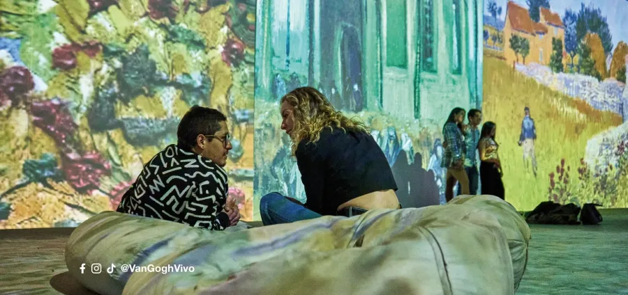 Proyecciones envolventes y paneles luminosos